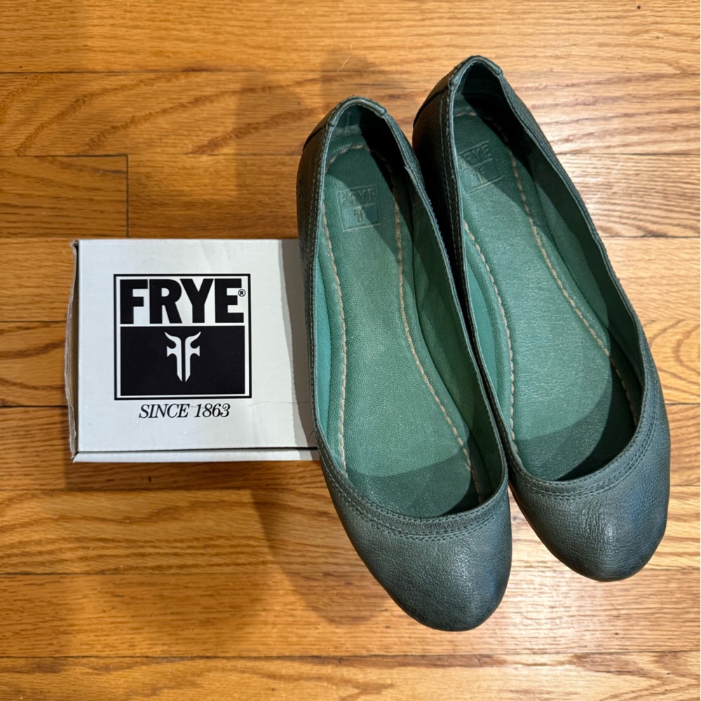 Frye Carson ballet flat in green size 8m